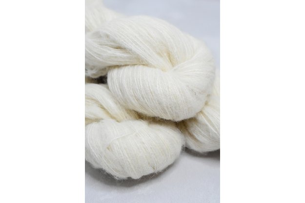 Nedažyta sruoga ( Jaunųjų alpakų vilna ir šilkas) 1