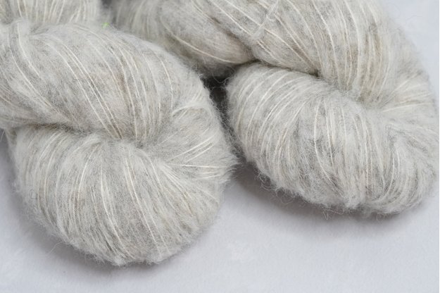 Nedažyta sruoga ( Jaunųjų alpakų vilna ir pima medvilnė)