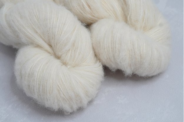 Nedažyta sruoga ( Jaunųjų alpakų vilna ir pima medvilnė)