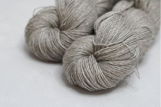 Nedažyta sruoga ( Merino vilna, šilkas, jako vilna)