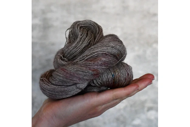 Nedažyta sruoga ( Merino vilna, šilkas, jako vilna)