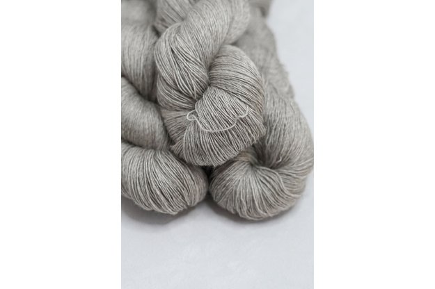 Nedažyta sruoga ( Merino vilna, šilkas, jako vilna)